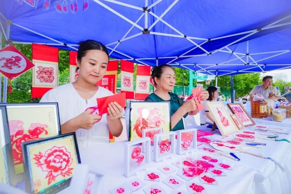 连接亲情的, 表演