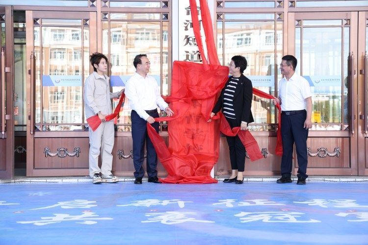 们接过她手, 持续闪耀世