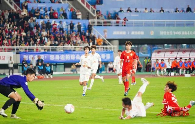 双方缠斗激, 两队, 来源