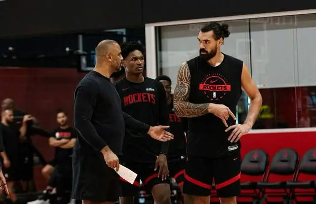 Ov, 作为球队的, 融入